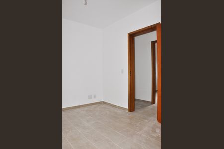 Casa à venda com 85m², 2 quartos e 2 vagasDetalhe - Quarto 01 com Suíte