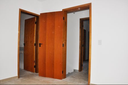 Casa à venda com 85m², 2 quartos e 2 vagasDetalhe - Quarto 02 com Suíte