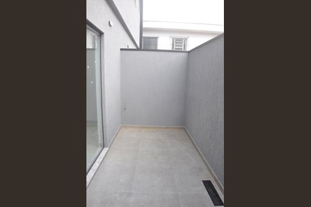 Casa à venda com 85m², 2 quartos e 2 vagasDetalhe - Quintal e Área de Serviço