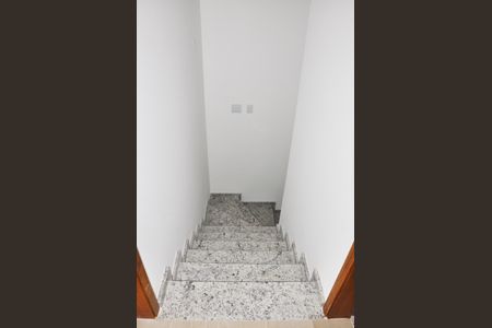 Casa à venda com 85m², 2 quartos e 2 vagasDetalhe - Escada Quartos