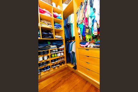 Casa à venda com 450m², 4 quartos e 2 vagas Casa à venda com 450m², 4 quartos e 2 vagasCloset