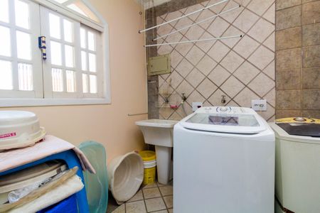 Casa à venda com 450m², 4 quartos e 2 vagas Casa à venda com 450m², 4 quartos e 2 vagasÁrea de Serviço