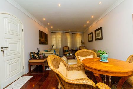 Casa à venda com 450m², 4 quartos e 2 vagas Casa à venda com 450m², 4 quartos e 2 vagasSala 1