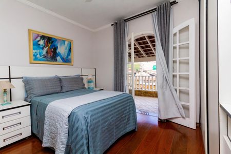 Casa à venda com 450m², 4 quartos e 2 vagas Casa à venda com 450m², 4 quartos e 2 vagasQuarto 1 - suíte com varanda