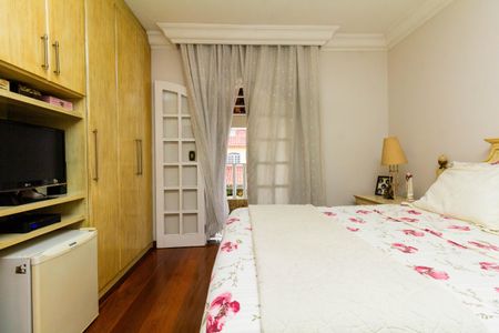 Casa à venda com 450m², 4 quartos e 2 vagas Casa à venda com 450m², 4 quartos e 2 vagasQuarto 3 - suíte com varanda e closet