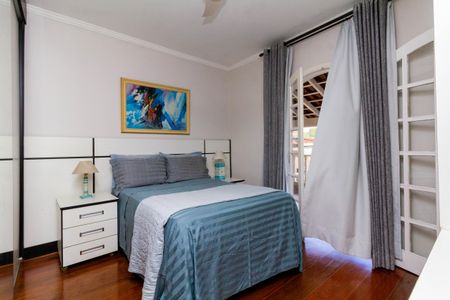 Casa à venda com 450m², 4 quartos e 2 vagas Casa à venda com 450m², 4 quartos e 2 vagasQuarto 1 - suíte com varanda