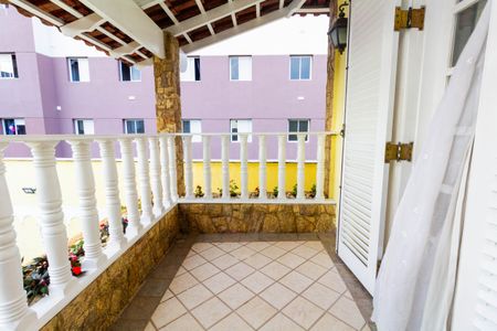 Casa à venda com 450m², 4 quartos e 2 vagas Casa à venda com 450m², 4 quartos e 2 vagasVaranda 2