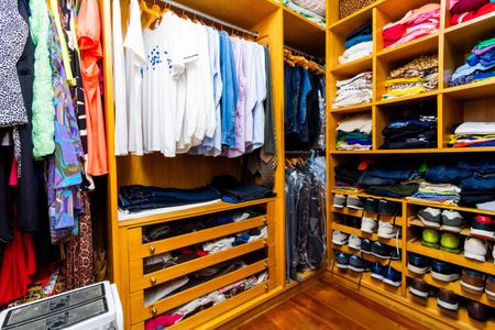 Casa à venda com 450m², 4 quartos e 2 vagas Casa à venda com 450m², 4 quartos e 2 vagasCloset