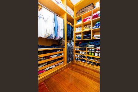 Casa à venda com 450m², 4 quartos e 2 vagas Casa à venda com 450m², 4 quartos e 2 vagasCloset