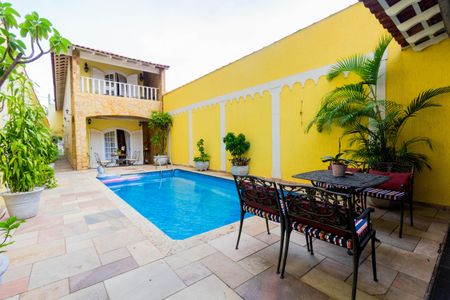 Casa à venda com 450m², 4 quartos e 2 vagas Casa à venda com 450m², 4 quartos e 2 vagasPiscina
