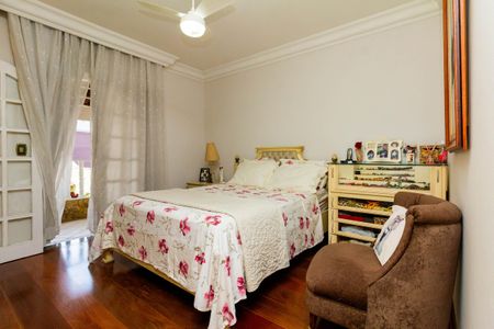 Casa à venda com 450m², 4 quartos e 2 vagas Casa à venda com 450m², 4 quartos e 2 vagasQuarto 3 - suíte com varanda e closet