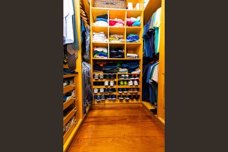 Casa à venda com 450m², 4 quartos e 2 vagas Casa à venda com 450m², 4 quartos e 2 vagasCloset