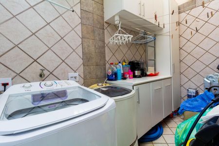 Casa à venda com 450m², 4 quartos e 2 vagas Casa à venda com 450m², 4 quartos e 2 vagasÁrea de Serviço