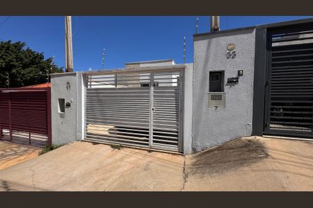 Casa à venda com 78m², 2 quartos e 2 vagas Casa à venda com 78m², 2 quartos e 2 vagasFachada