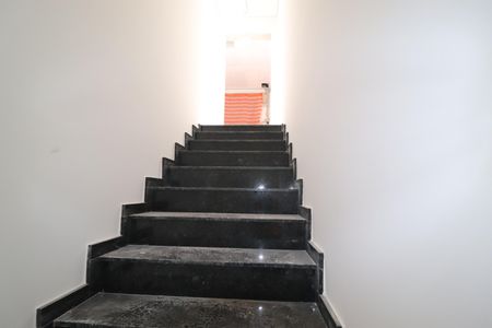 Apartamento à venda com 100m², 2 quartos e 2 vagasEscada