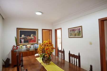 Casa para alugar com 253m², 4 quartos e 2 vagasSala