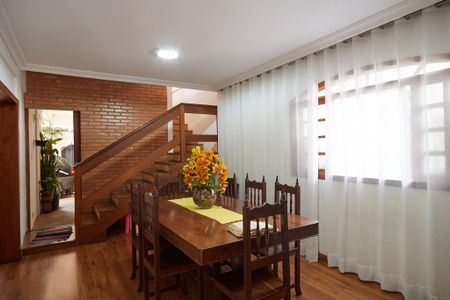 Casa para alugar com 253m², 4 quartos e 2 vagasSala