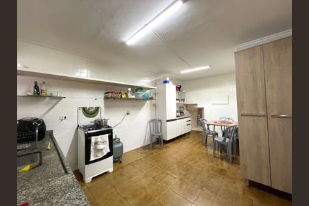 Casa à venda com 290m², 5 quartos e 1 vaga Casa à venda com 290m², 5 quartos e 1 vagaCozinha