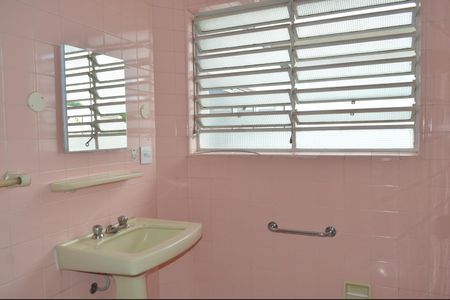 Casa à venda com 220m², 4 quartos e 2 vagasBanheiro