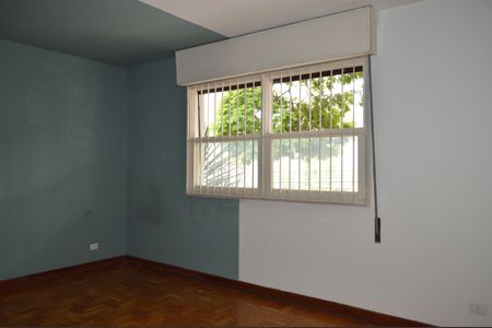 Casa à venda com 220m², 4 quartos e 2 vagasSuíte