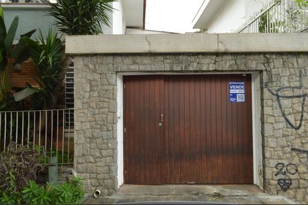Casa à venda com 220m², 4 quartos e 2 vagasFachada + Plaquinha