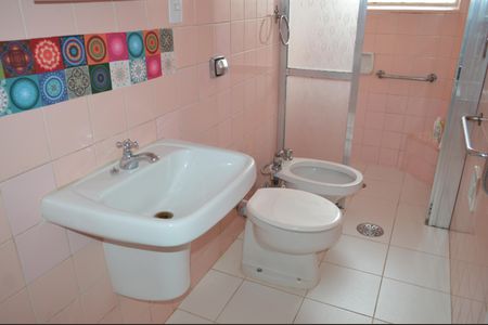 Casa à venda com 220m², 4 quartos e 2 vagasBanheiro da Suíte