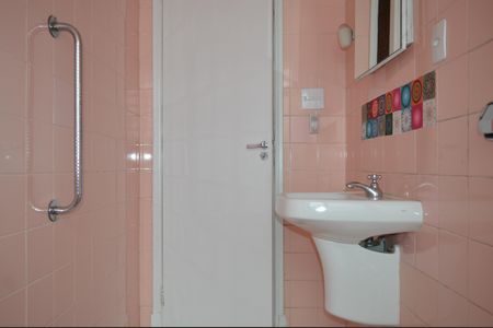 Casa à venda com 220m², 4 quartos e 2 vagasBanheiro da Suíte