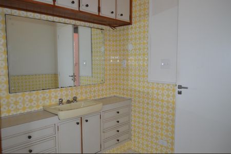 Casa à venda com 220m², 4 quartos e 2 vagasBanheiro da Suíte