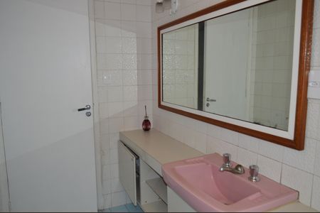 Casa à venda com 220m², 4 quartos e 2 vagasLavabo