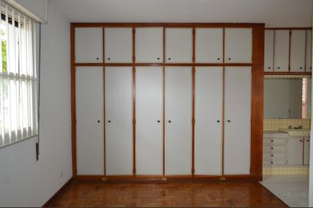 Casa à venda com 220m², 4 quartos e 2 vagasSuíte