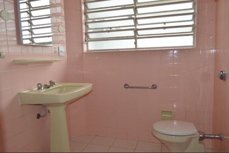 Casa à venda com 220m², 4 quartos e 2 vagasBanheiro