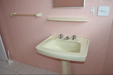 Casa à venda com 220m², 4 quartos e 2 vagasBanheiro