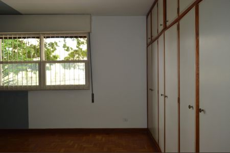 Casa à venda com 220m², 4 quartos e 2 vagasSuíte