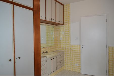 Casa à venda com 220m², 4 quartos e 2 vagasBanheiro da Suíte