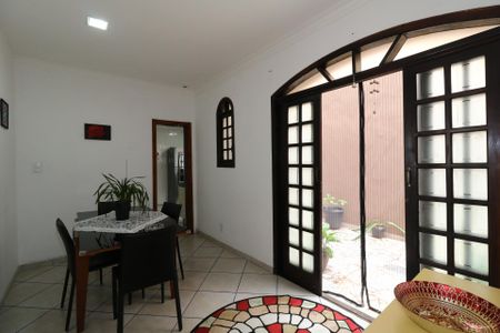 Casa à venda com 235m², 4 quartos e 6 vagasCasa 2 - Sala de Jantar