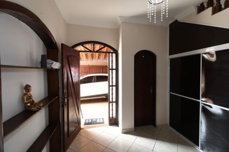 Casa à venda com 235m², 4 quartos e 6 vagasCasa 1 - Entrada