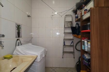 Casa à venda com 235m², 4 quartos e 6 vagasCasa 2 - Área de Serviço interno