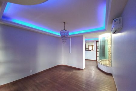 Casa à venda com 250m², 3 quartos e 3 vagasSala