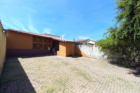 Casa à venda com 81m², 2 quartos e 5 vagas Casa à venda com 81m², 2 quartos e 5 vagasQuintal