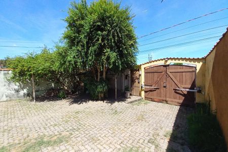 Casa à venda com 81m², 2 quartos e 5 vagas Casa à venda com 81m², 2 quartos e 5 vagasQuintal