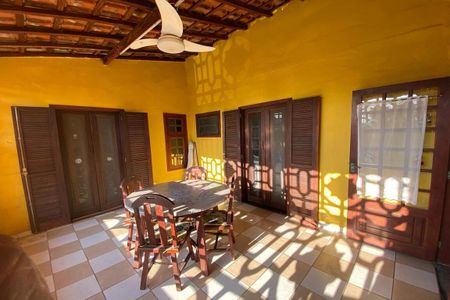 Casa à venda com 81m², 2 quartos e 5 vagas Casa à venda com 81m², 2 quartos e 5 vagasVaranda da sala