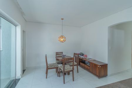 Casa à venda com 178m², 3 quartos e 2 vagasSala