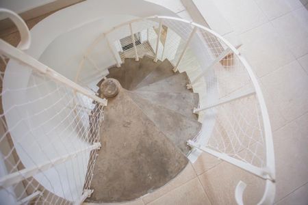 Apartamento à venda com 115m², 2 quartos e 2 vagas Apartamento à venda com 115m², 2 quartos e 2 vagasEscadas - Piso superior