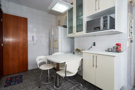 Apartamento à venda com 141m², 4 quartos e 2 vagasCozinha