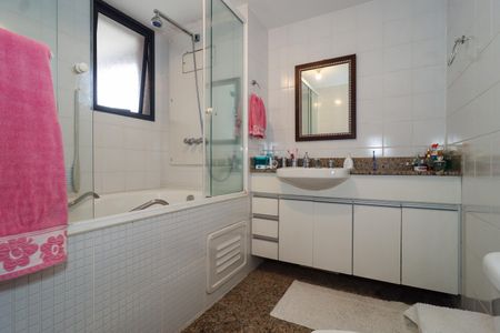 Apartamento à venda com 141m², 4 quartos e 2 vagasBanheiro da Suíte 1