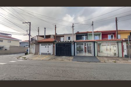 Casa à venda com 120m², 2 quartos e 2 vagas Casa à venda com 120m², 2 quartos e 2 vagasFachada