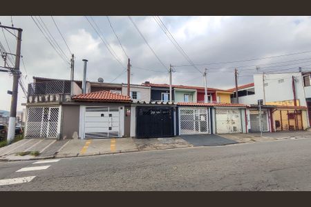 Casa à venda com 120m², 2 quartos e 2 vagas Casa à venda com 120m², 2 quartos e 2 vagasFachada