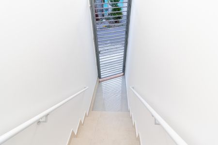 Casa para alugar com 70m², 2 quartos e sem vaga Casa para alugar com 70m², 2 quartos e sem vagaEscada