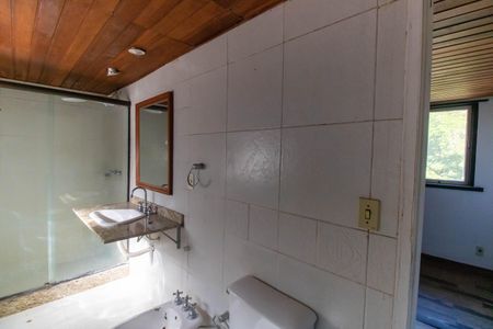 Casa à venda com 363m², 3 quartos e 2 vagasBanheiro da Suíte 2