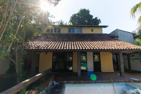 Casa à venda com 363m², 3 quartos e 2 vagasFachada